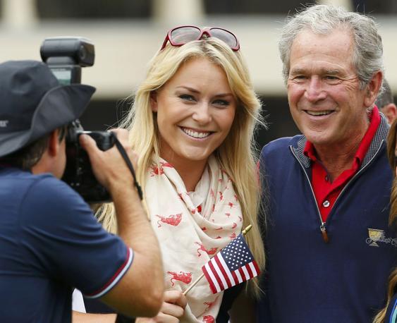 Lindsey Vonn e George W. Bush posano insieme alla cerimonia d'apertura del torneo  Presidents Cup  2013 a Dublino. Reuters